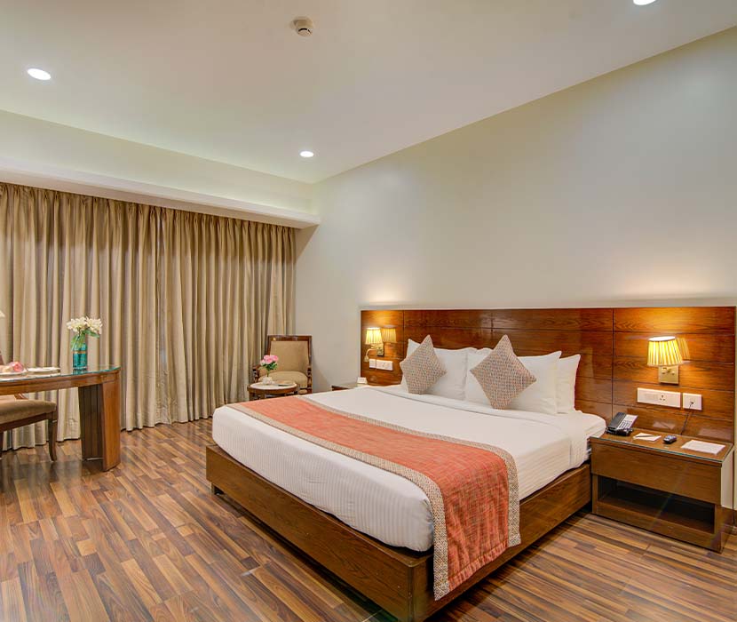 executive bedroom in hotel home IN